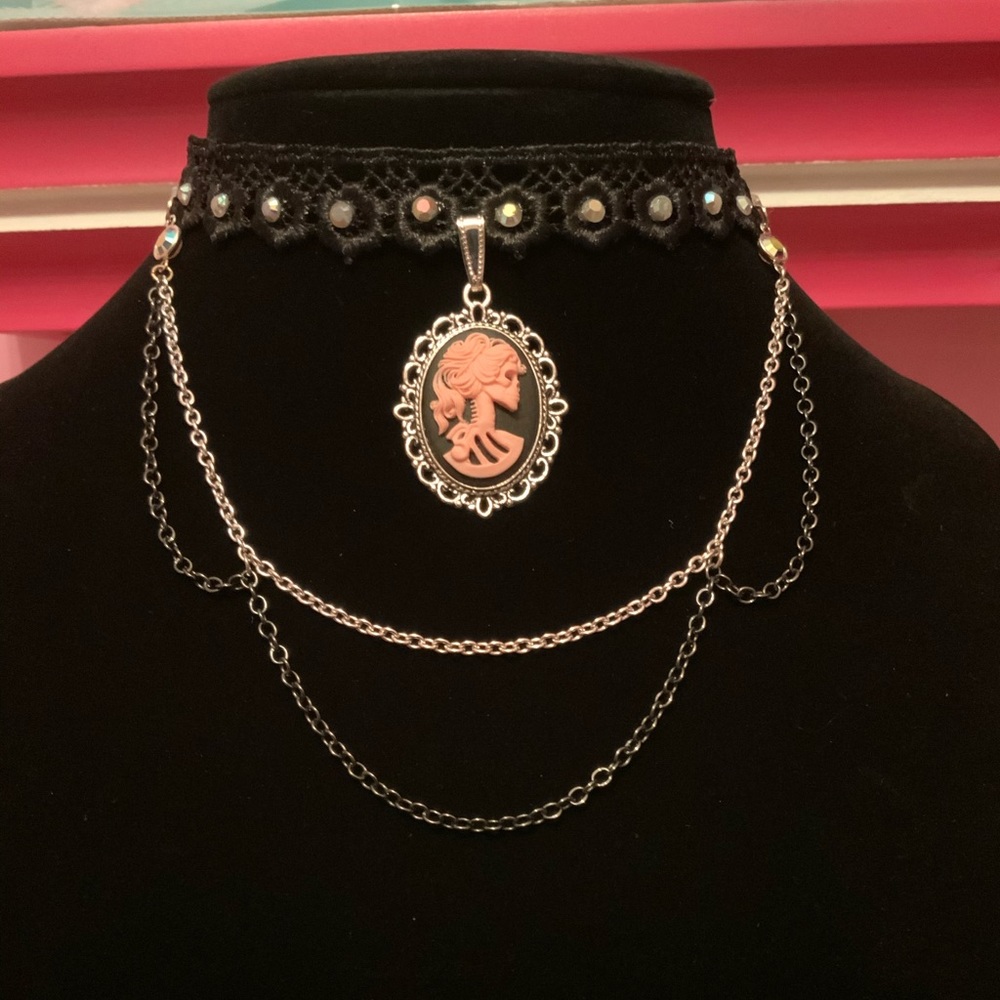 Skull cameo choker